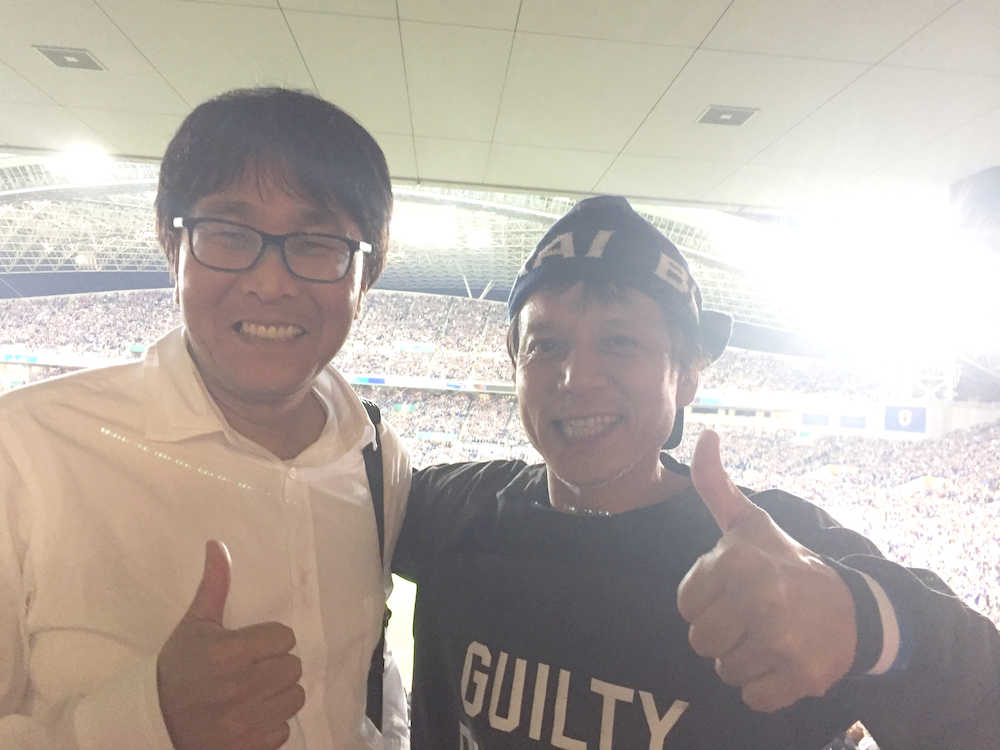 埼玉スタジアムで観戦した「キャプテン翼」の高橋陽一氏（左）と俳優の勝村政信