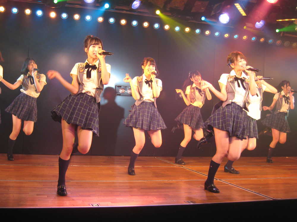 新公演を行ったＡＫＢ４８チーム８の（前列左から）小栗有以、太田奈緒ら