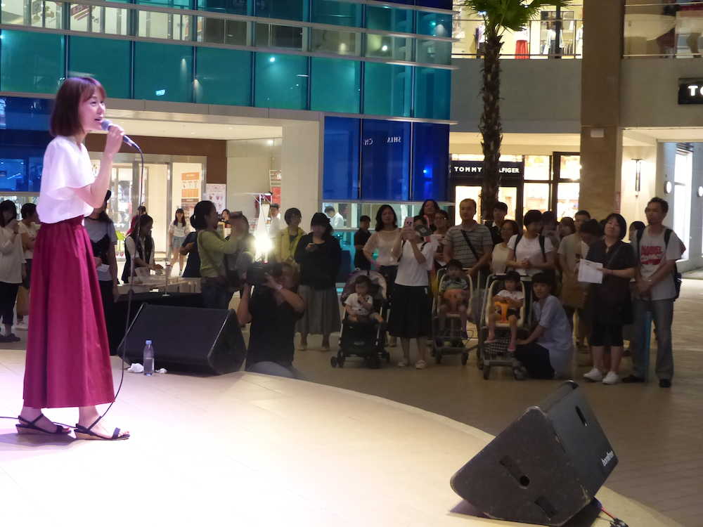 台湾のショッピングモールで歌う半崎美子