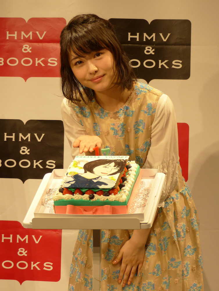 写真集とカレンダーブックの発売イベントでバースデーケーキを贈られ笑顔の浜辺美波