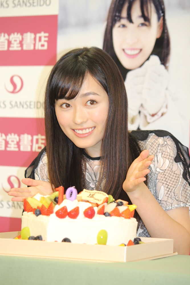 写真集「いつのまにか。」発売記念イベントを行った福原遥は、サプライズでのバースデーケーキを喜ぶ