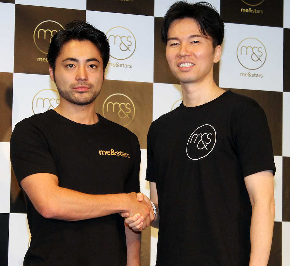 新会社「ミーアンドスターズ」を設立し、取締役に就任した山田孝之（左）と、社長の佐藤俊介氏