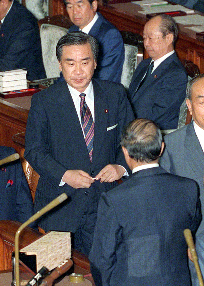 １９９３年６月、内閣不信任決議案採決で賛成票を投じる羽田孜氏。後方右は宮沢首相