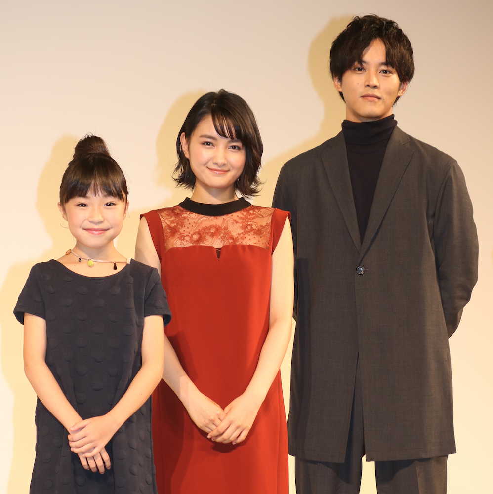 ＮＨＫ連続テレビ小説「わろてんか」完成試写会に登場した（左から）新井美羽、ヒロインの葵わかな、松坂桃李