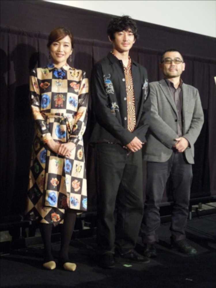 映画「リングサイドストーリー」の舞台あいさつを行った（左から）佐藤江梨子、瑛太、武正晴監督