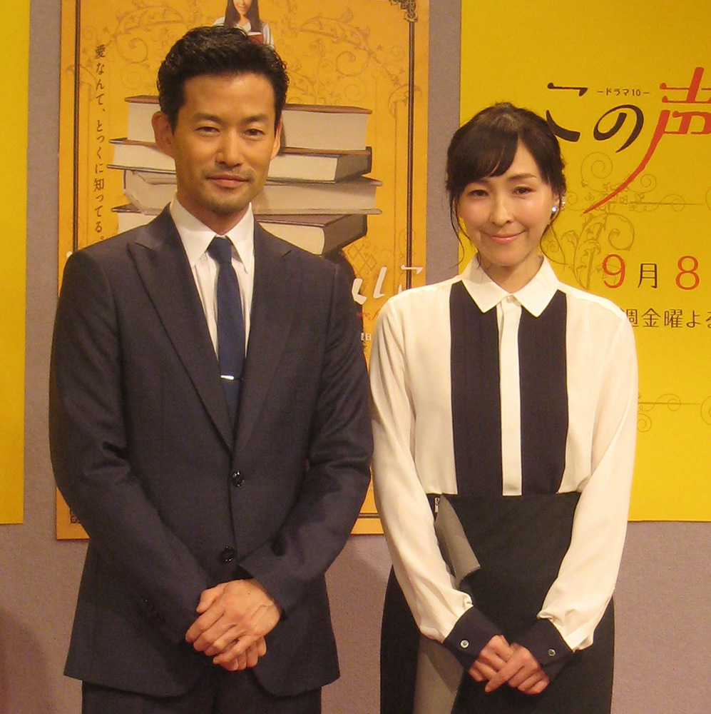 「この声をきみに」試写会に出席し、囲み取材に応じる竹野内豊（左）と麻生久美子
