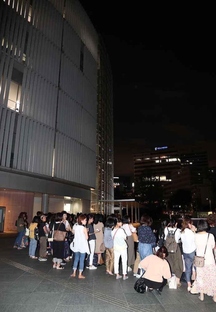 【画像・写真】ジャニーズ退社から一夜…フリー初仕事の香取慎吾　笑顔でファンにあいさつ