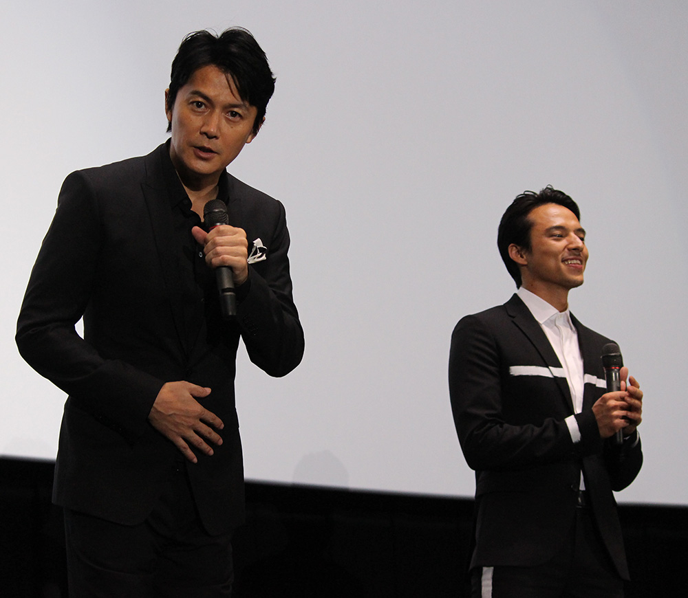 大阪市内で舞台あいさつした福山雅治（左）と満島真之介