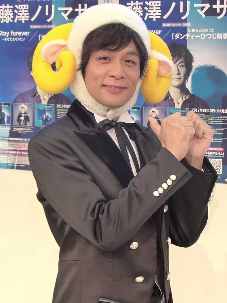 新曲「ダンディーひつじ執事」発売記念ミニライブを行った藤澤ノリマサはひつじのかぶり物で笑顔