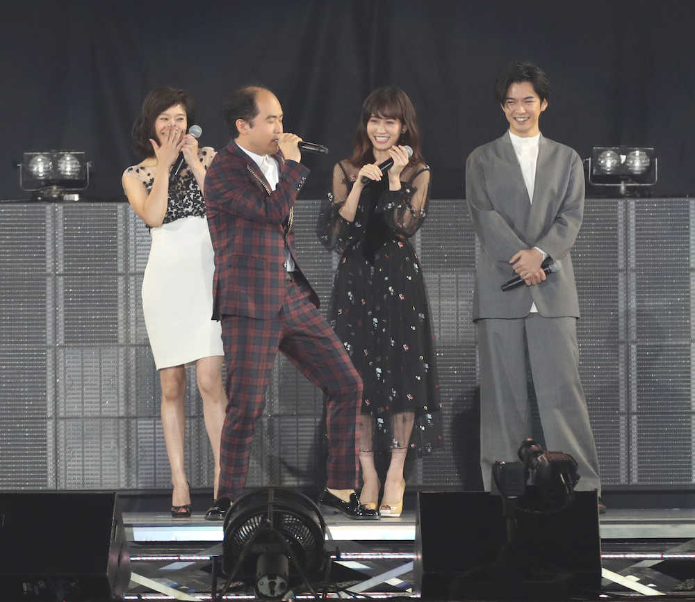 サプライズゲストとして登場したトレンディエンジェルの斎藤司（手前）と（後列左から）篠原涼子、前田敦子、千葉雄大