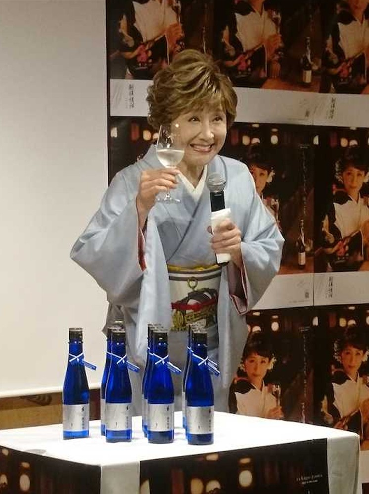 自身がプロデュースする日本酒「純米吟醸　越後情話」の発表会見に出席した小林幸子