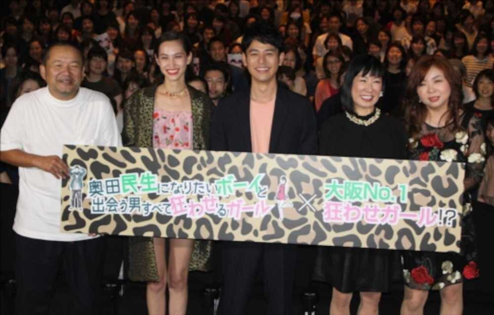 大阪市内で舞台あいさつした（左から）大根仁監督、水原希子、妻夫木聡、「ハイヒール」のリンゴとモモコ