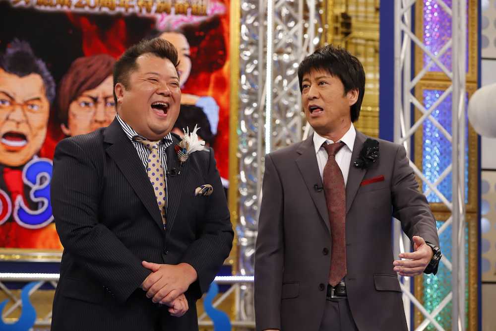 Ｐ説　２０周年特番で大爆笑する「ブラックマヨネーズ」の小杉竜一（左）と吉田敬