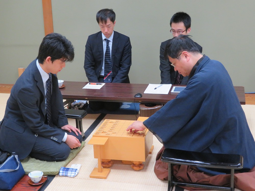 第６６期王座戦１次予選で対局に挑む藤井聡太四段（手前左）と小林健二九段（手前右）