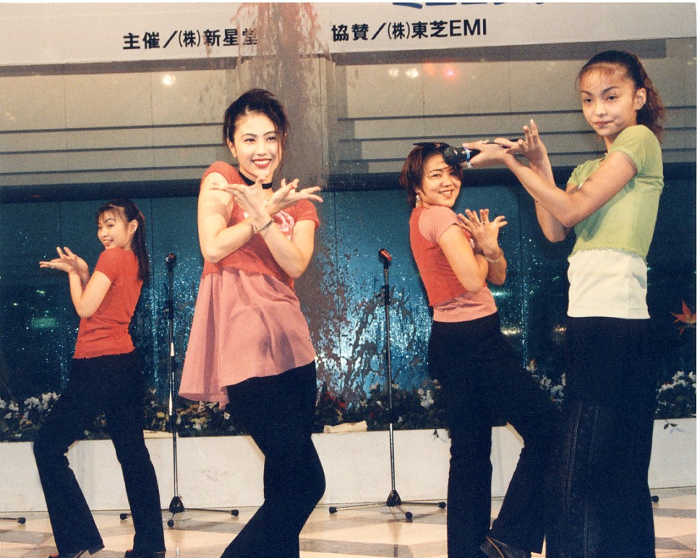 ９４年５月、安室奈美恵ｗｉｔｈスーパーモンキーズのステージで熱唱する安室奈美恵（右端）