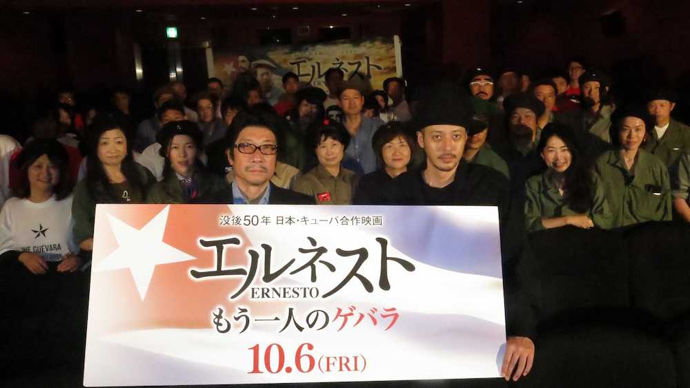 映画「エルネスト」（６日公開）の舞台あいさつに登場したオダギリジョー（最前列右）と阪本順治監督はファンに囲まれＰＲ