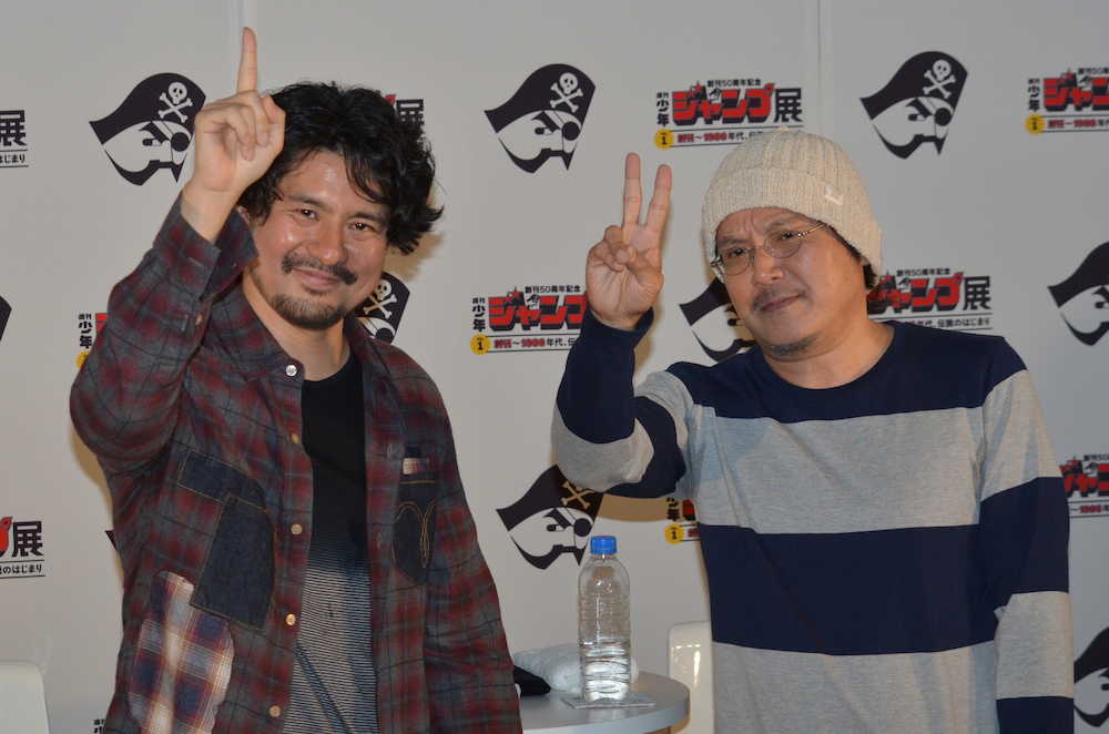 「週刊少年ジャンプ展」でトークショーを行った江口寿史氏（右）と、うすた京介氏