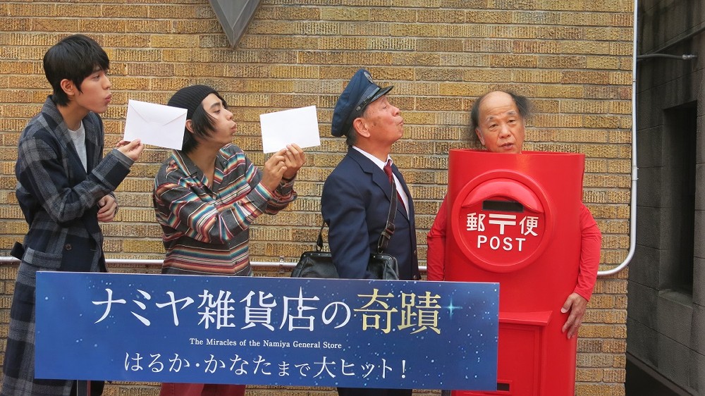 映画「ナミヤ雑貨店の奇蹟（きせき）」の公開記念イベントに出演した（左から）寛一郎、村上虹郎、海原かなた、海原はるか