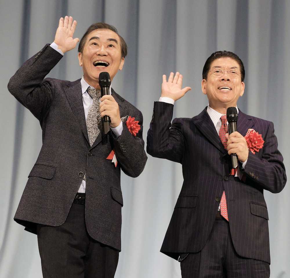 「よしもと西梅田劇場」のセレモニーで「いらっしゃーい」と来場を呼び掛ける桂文枝（左）と西川きよし