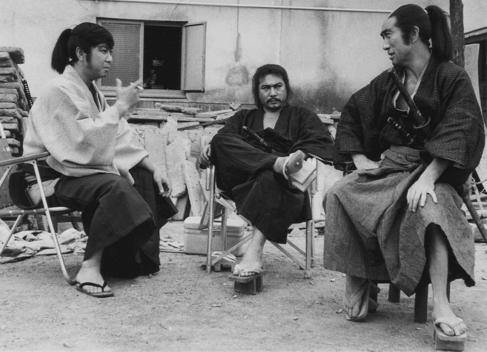 侍衣装で談笑する（左から）石原裕次郎、勝新太郎、三島由紀夫の各氏（五社プロダクション提供）
