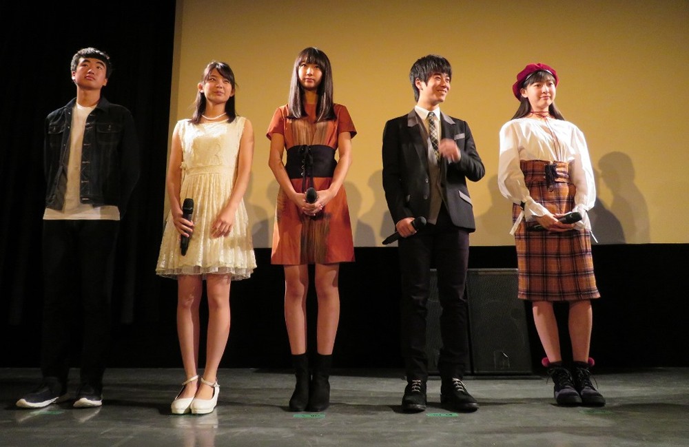 「レミングスの夏」の初日舞台あいさつに臨んだ前田旺志郎（右から２人目）ら出演者