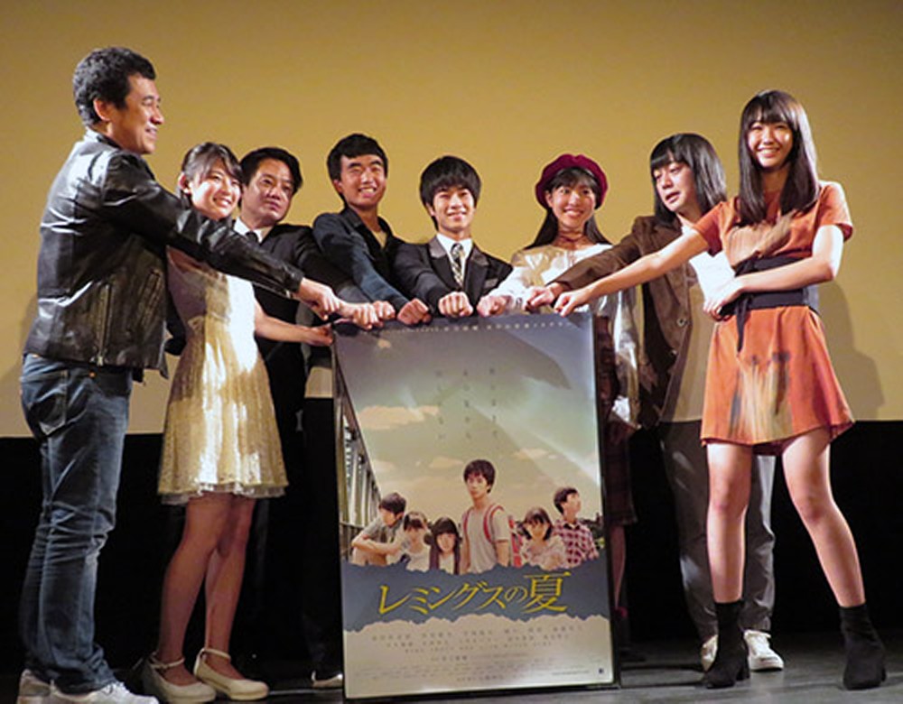 「レミングスの夏」初日舞台あいさつに臨んだ主演の前田旺志郎（右から４人目）ら