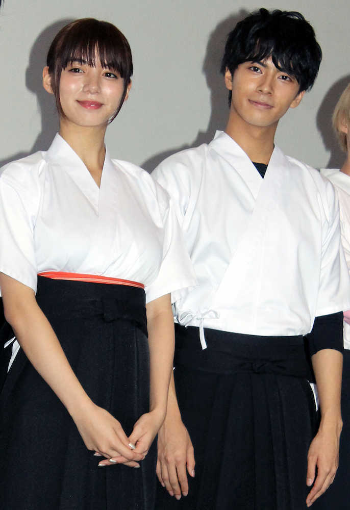 映画「一礼して、キス」の完成披露上映会に出席した（左から）池田エライザ、中尾暢樹