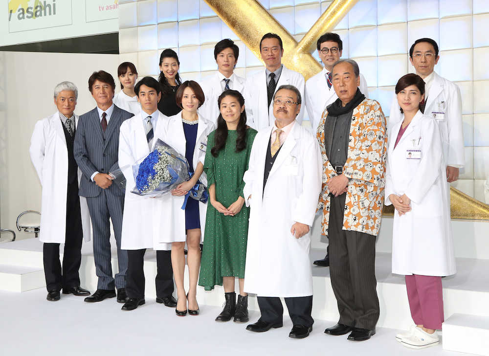 【画像・写真】ドクター米倉涼子「澤穂希さんにお会いできて光栄」青いバラ贈られ笑顔