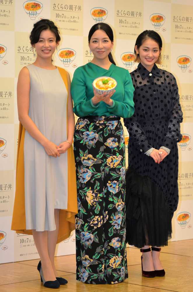 「さくらの親子丼」の制作発表会見に出席した（左から）本仮屋ユイカ、真矢ミキ、吉本実憂
