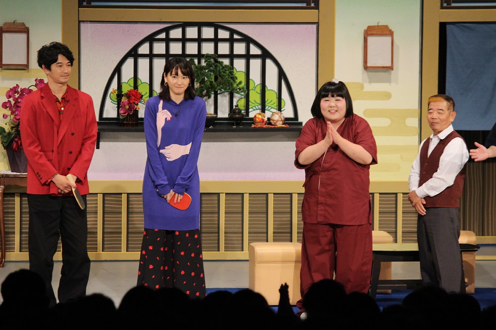 吉本新喜劇にサプライズ出演した(左から）瑛太、新垣結衣は池乃めだか、酒井藍と初共演