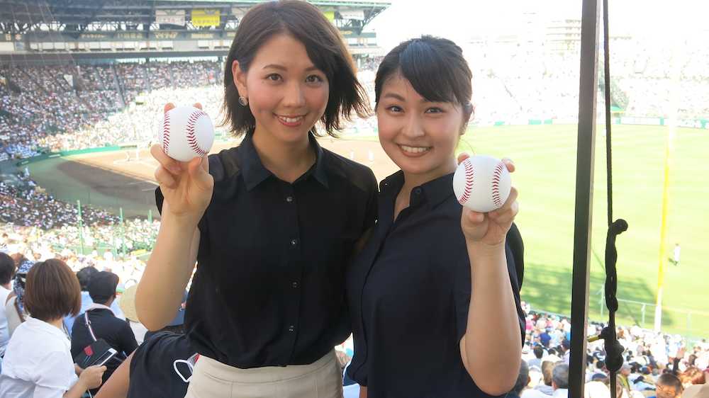 甲子園一塁側アルプススタンドで同期のヒロド歩美アナウンサー（左）とポーズを決める川添佳穂アナウンサー