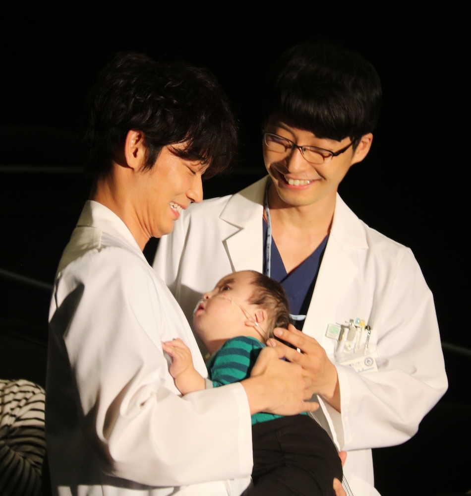 ＴＢＳドラマ「コウノドリ」特別試写＆舞台あいさつ、来場した赤ちゃんを抱きかかえる綾野剛（左）と星野源