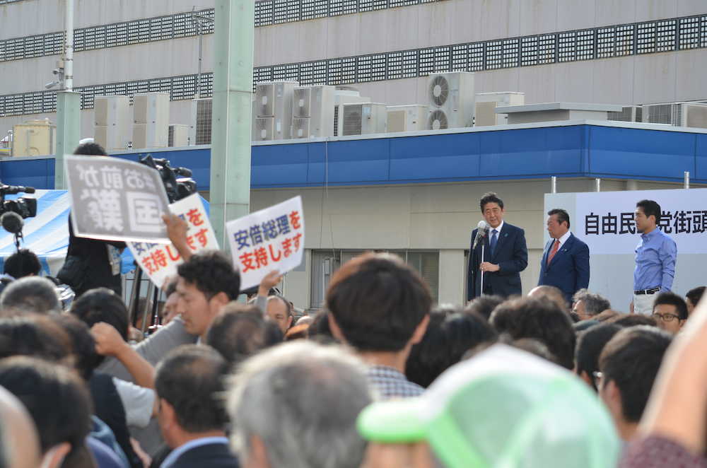 千葉県のＪＲ柏駅東口でマイクの前に立った安倍首相