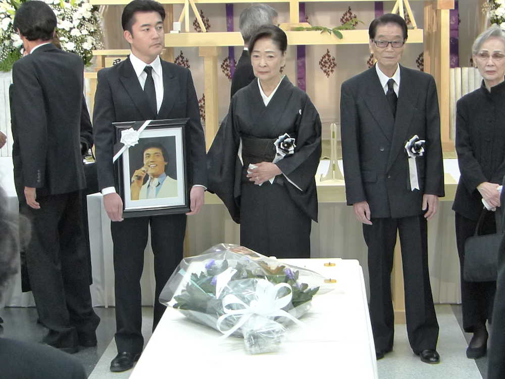 三條正人さんの葬儀・告別式で棺を前にする妻の香山美子（中央）と鶴岡雅義（右から２人目）