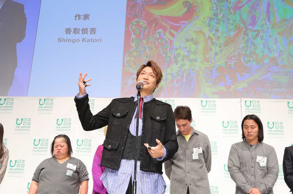 【画像・写真】香取、ジャニーズ退所後初の公の場　絵画２点出展「新しいこと始まってる」