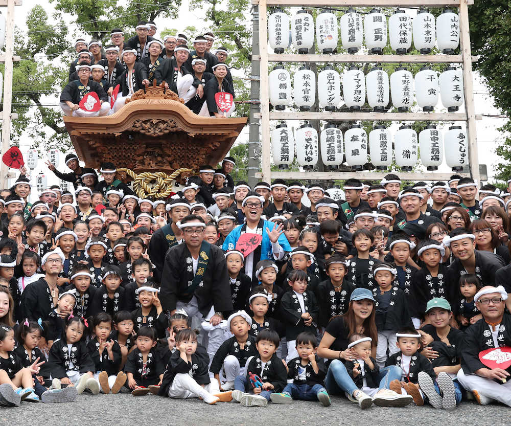 大阪の「だんじり祭り」を初体験した宮川大輔。参加者と集合写真でニッコリ