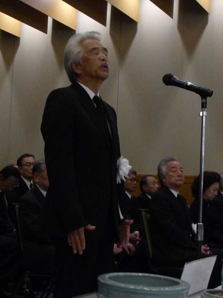 赤間剛勝さんの葬儀・告別式で弔辞を読み上げ「青葉城恋歌」をアカペラで歌うさとう宗幸