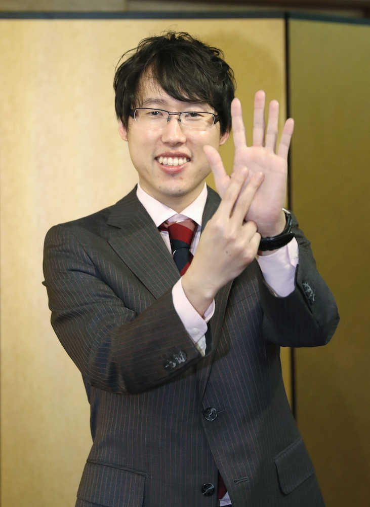 史上初となる２度目の全７冠同時制覇を達成した井山裕太碁聖は手で「７」をつくる