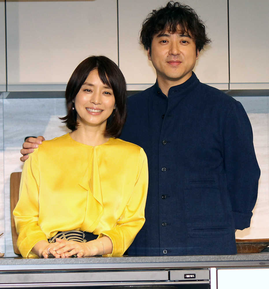 新製品発表に出席した石田ゆり子（左）とムロツヨシ