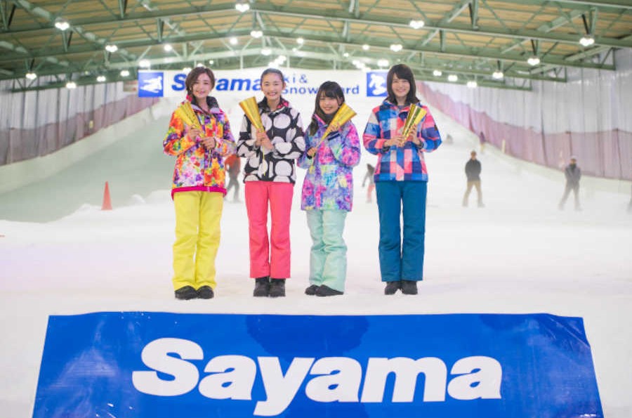 狭山スキー場の「オープニングセレモニー」に参加した「キャンパスクイーン」の（左から）エレナ、對馬桜花、橋本佳奈、杉田亜弥