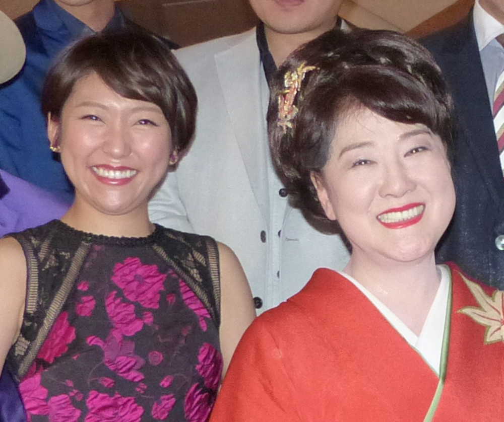 亡き母に生涯現役を誓った川中美幸（右）。左は森山愛子