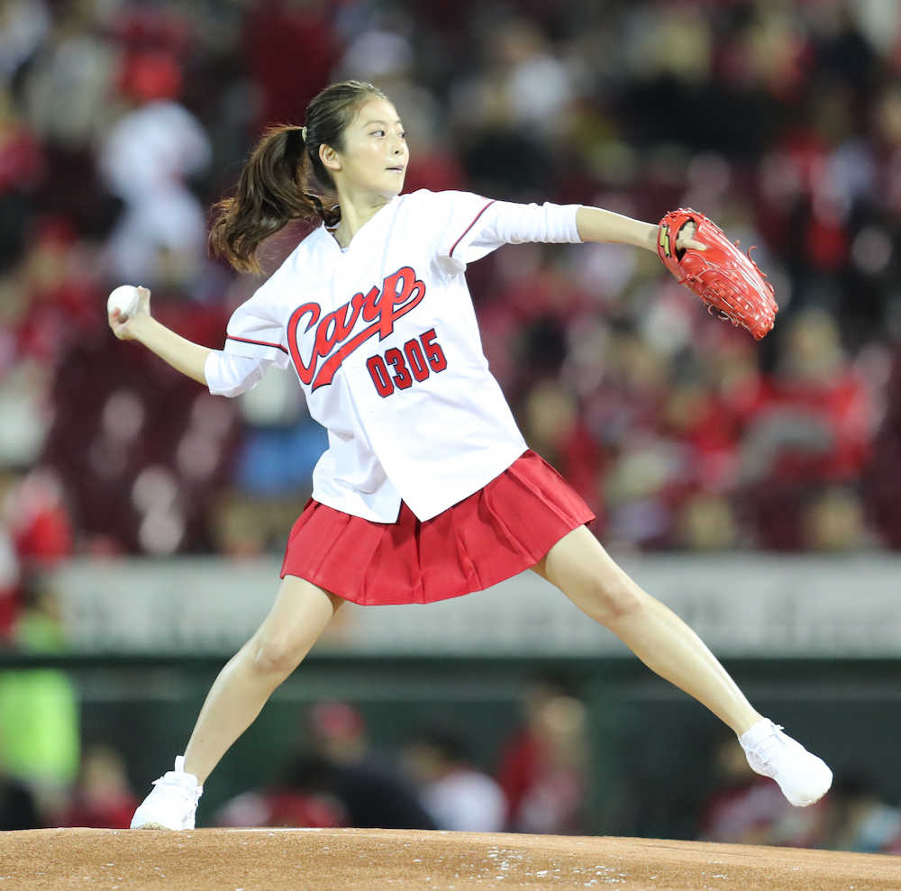 【画像・写真】「福岡一の美少女」今田美桜が始球式　“暴投”も「楽しかった」