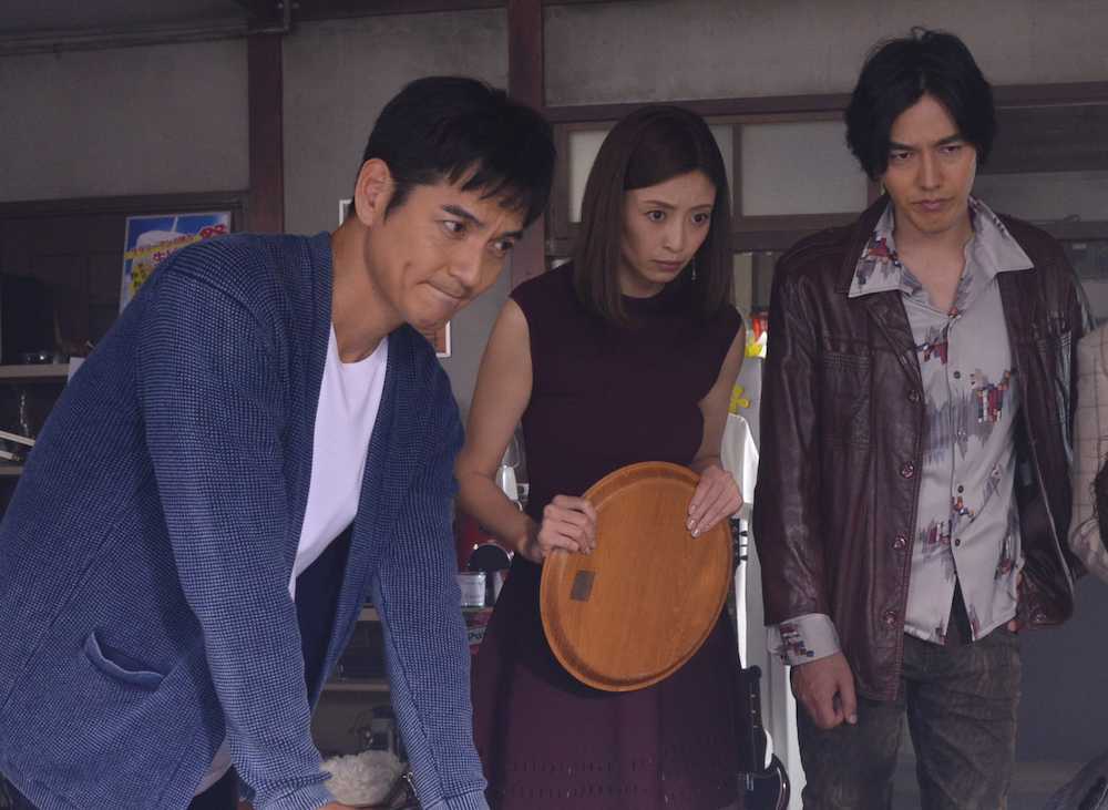 ドラマ「ユニバーサル広告社」第２話の１シーン（左から）沢村一樹、片瀬那奈、要潤