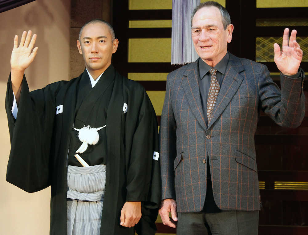 東京国際映画祭のイベント「歌舞伎座スペシャルナイト」に出演した市川海老蔵（左）と観劇に訪れたトミー・リー・ジョーンズ