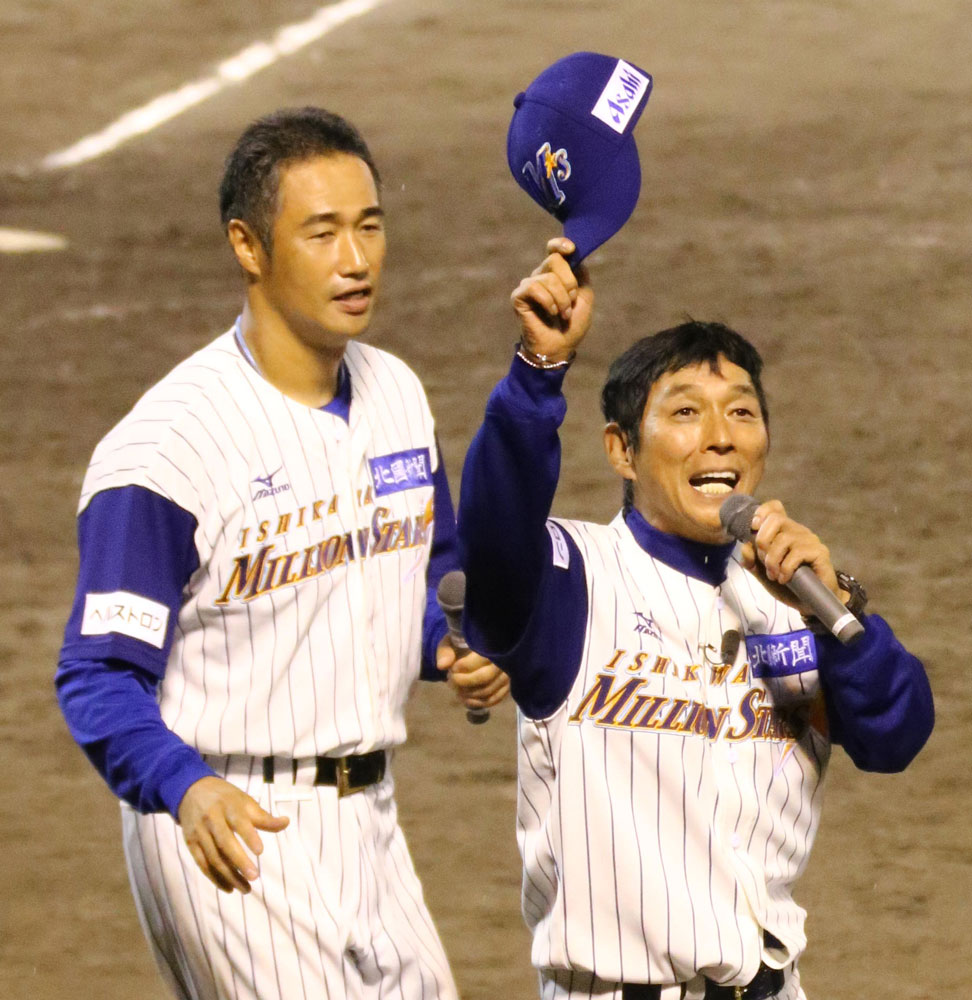 １４９月、木田氏（左）の引退時には、さんまがＢＣリーグ・石川の１日コーチに就任。引退に花を添えた