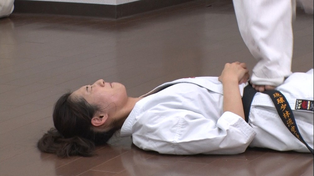 【画像・写真】腹筋トレーニングで顔をゆがめる武田梨奈（Ｃ）ＴＢＳ