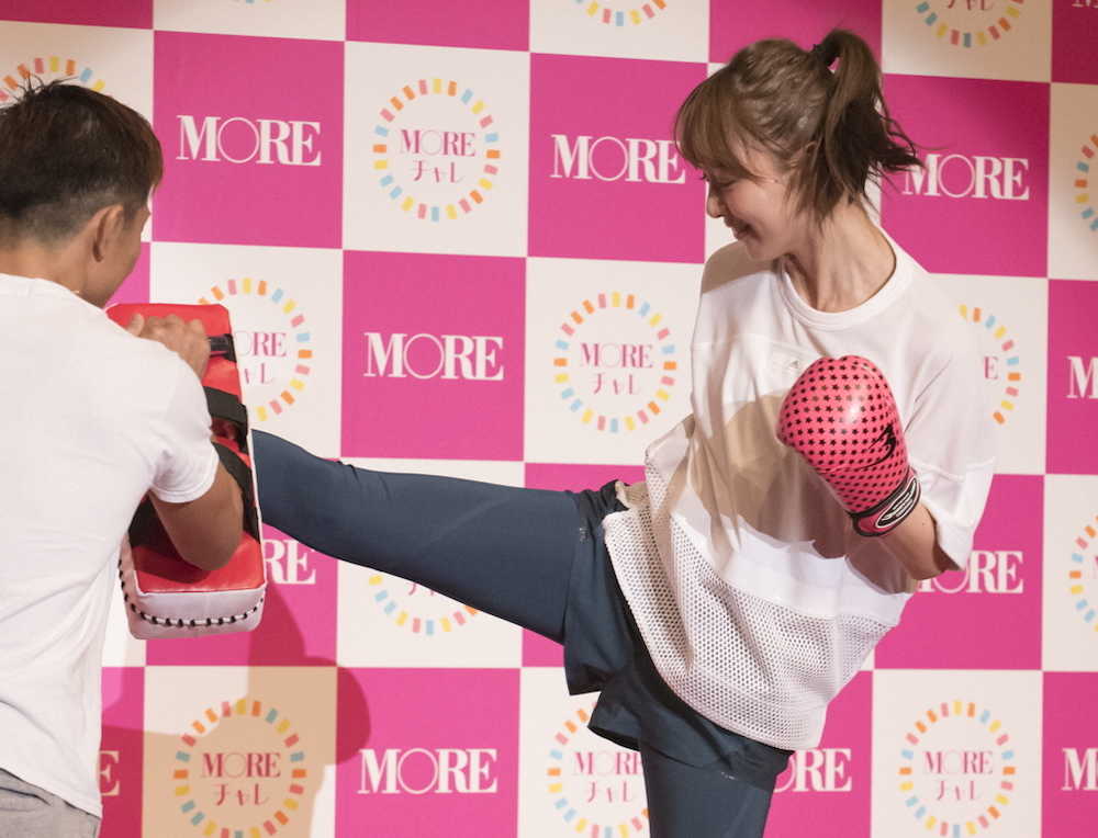 女性ファッション誌「ＭＯＲＥ」のイベントで、キックボクシング練習の成果をみせた内田理央