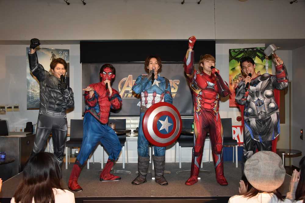 映画「アベンジャーズ」のＰＲイベント。（左から）ブラックパンサーに扮（ふん）したコーイチ、スパイダーマンのリョウガ、キャプテン・アメリカのタクヤ、アイアンマンのユーキ、ソーのユースケ