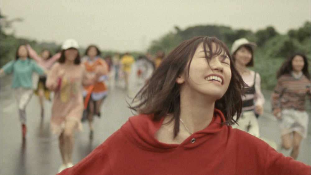 【画像・写真】まゆゆ　最後まで走り抜く！ラストセンター曲ＭＶで雨中の全力疾走