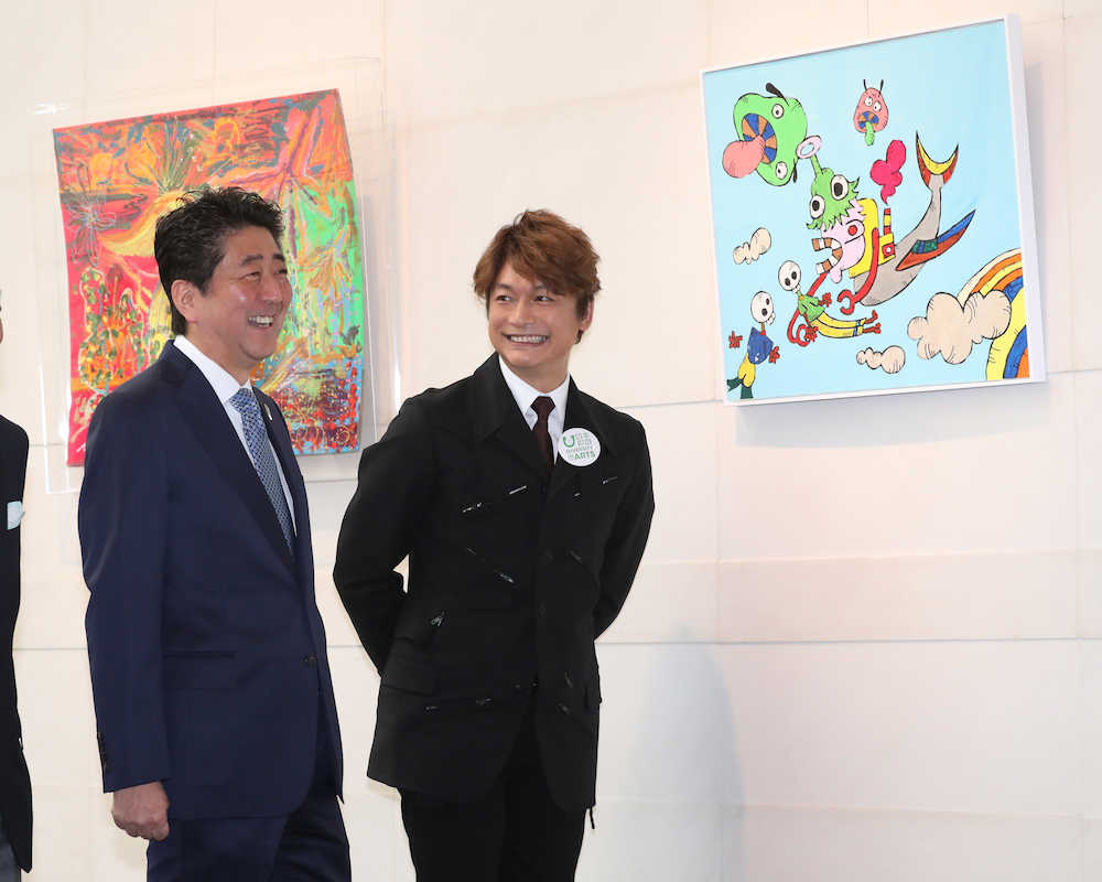 日本財団ＤＩＶＥＲＳＩＴＹ　ＩＮ　ＴＨＥ　ＡＲＴＳ企画展で、展示された自身の作品の前で安倍首相（左）と笑顔を見せる香取慎吾